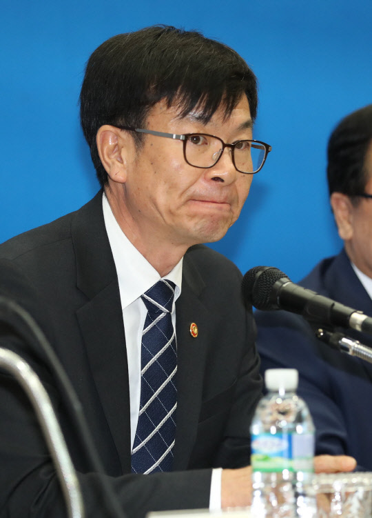 김상조 공정거래위원회 위원장이 2일 오후 서울 동작구 숭실대에서 열린 혁신성장 확대경제장관회의 브리핑에서 기자 질문을 듣고 있다.